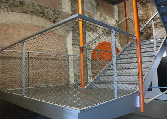 Fleksibilitas Yang Sangat Baik Gesper Tangga Mesh SS304 2.0 MM Kawat Lubang 50x50 MM